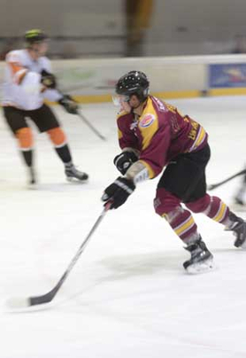 Zwei Eishockeyspieler auf dem Eis