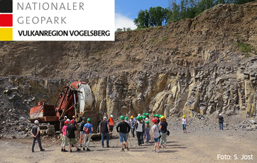 Menschen im Steinbruch, Bildlink zur Seite des Nationalen Geoparks Vulkanregion Vogelsberg