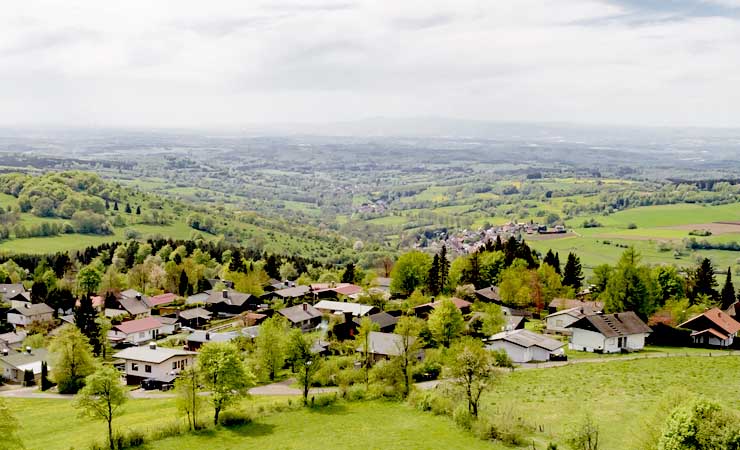 Fernblick über grüne hügelige Landschaft mit Dörfern