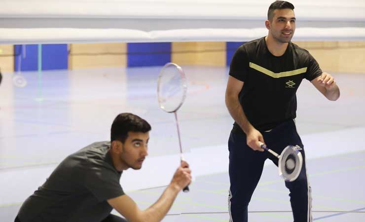Zwei junge Männer beim Badmintonspiel