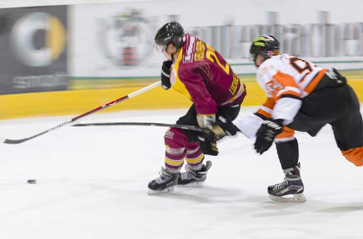 Symbildbild Sport: Zwei Eishockeyspieler jagen übers Eis