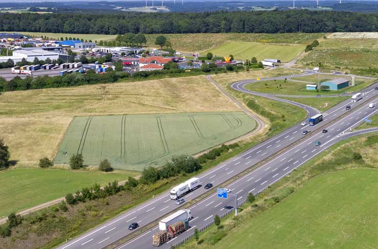 Symbolbild für Gewerbegebiete: Luftaufnahme des Gewerbegebiets Mücke-Atzenhain an der A5