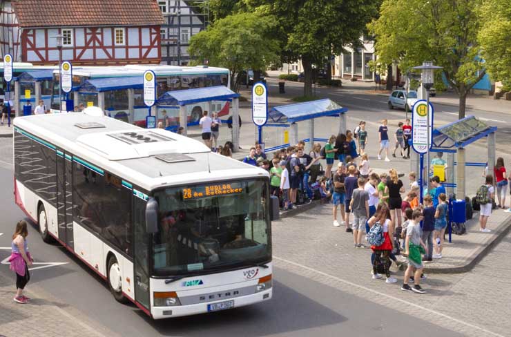 Symbolbild für Mittendrin: Der Busbahnhof in Lauterbach mit viel Betrieb